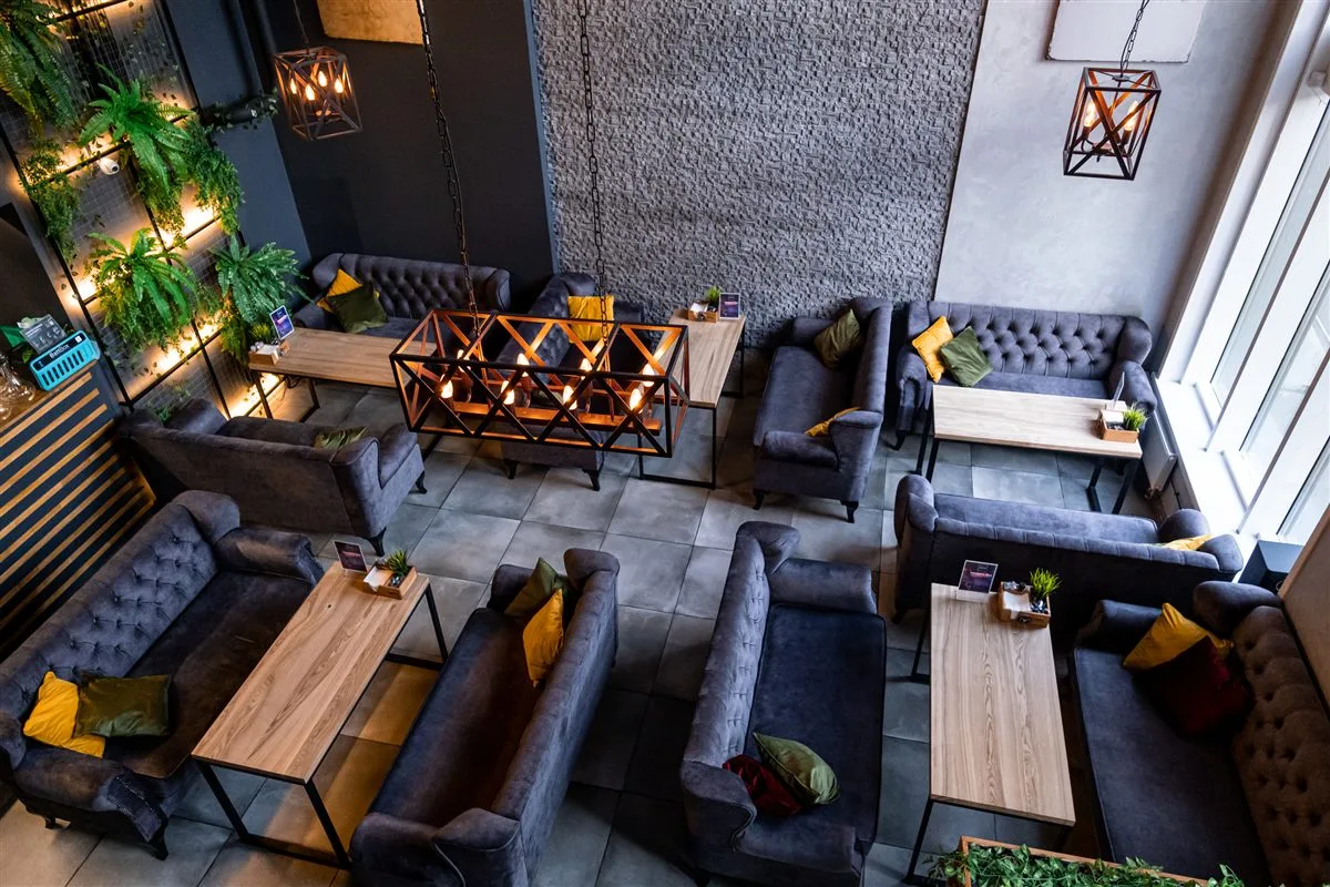 Зал ДРУЗЬЯ Lounge с диванами и столами для компании
